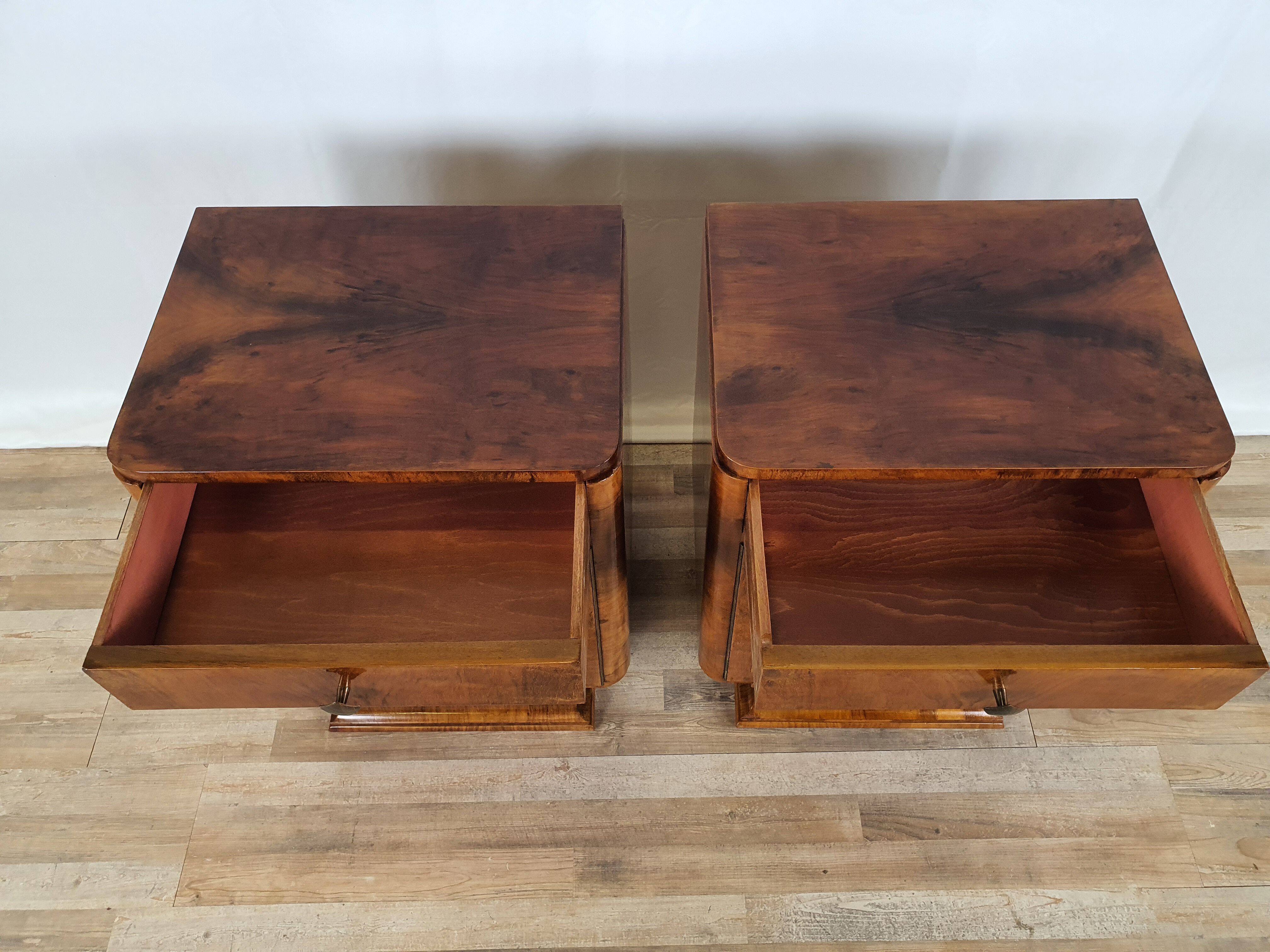 Art Decò Bedsides in Walnut