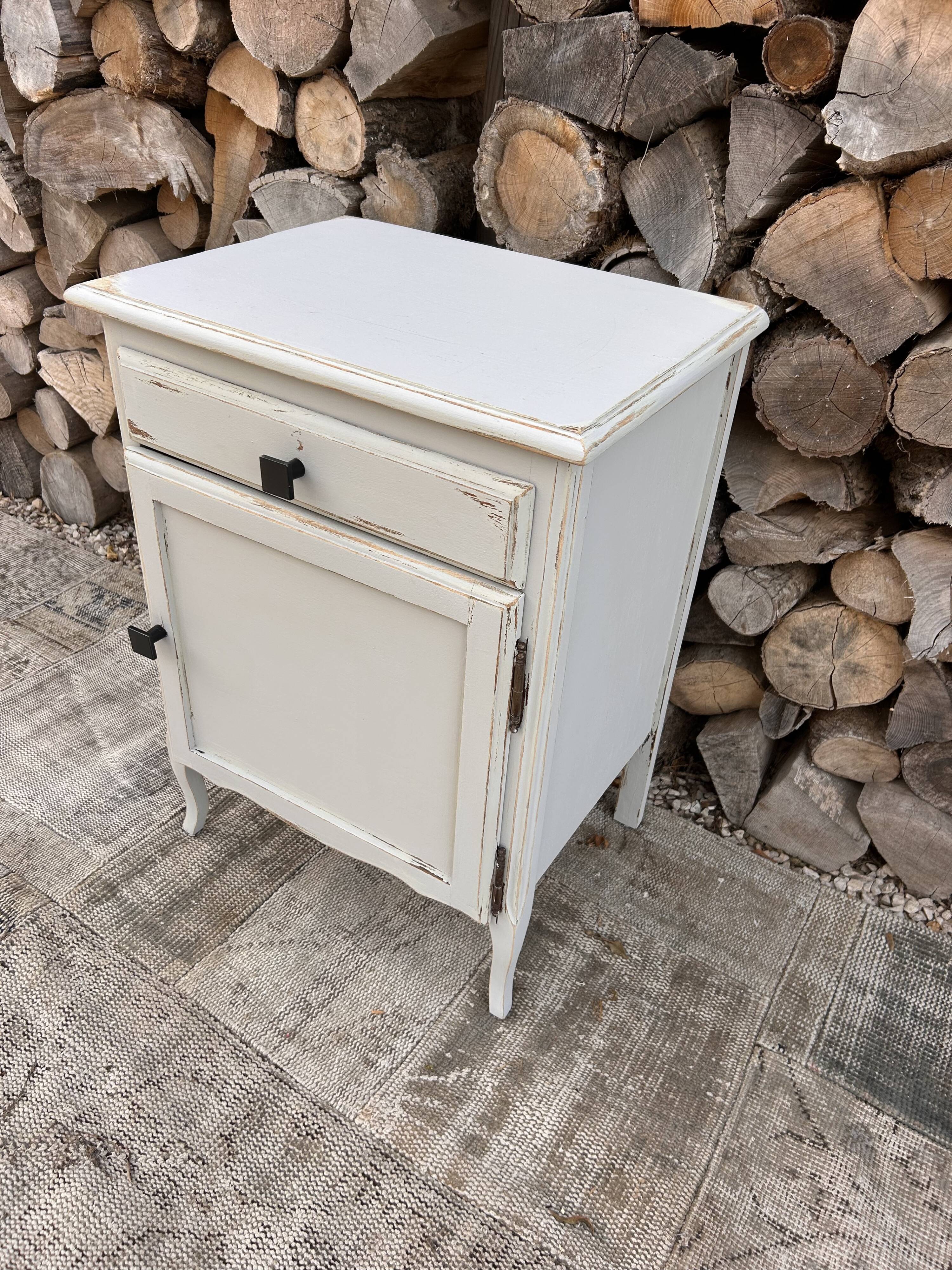 Meuble de rangement ancien rénové