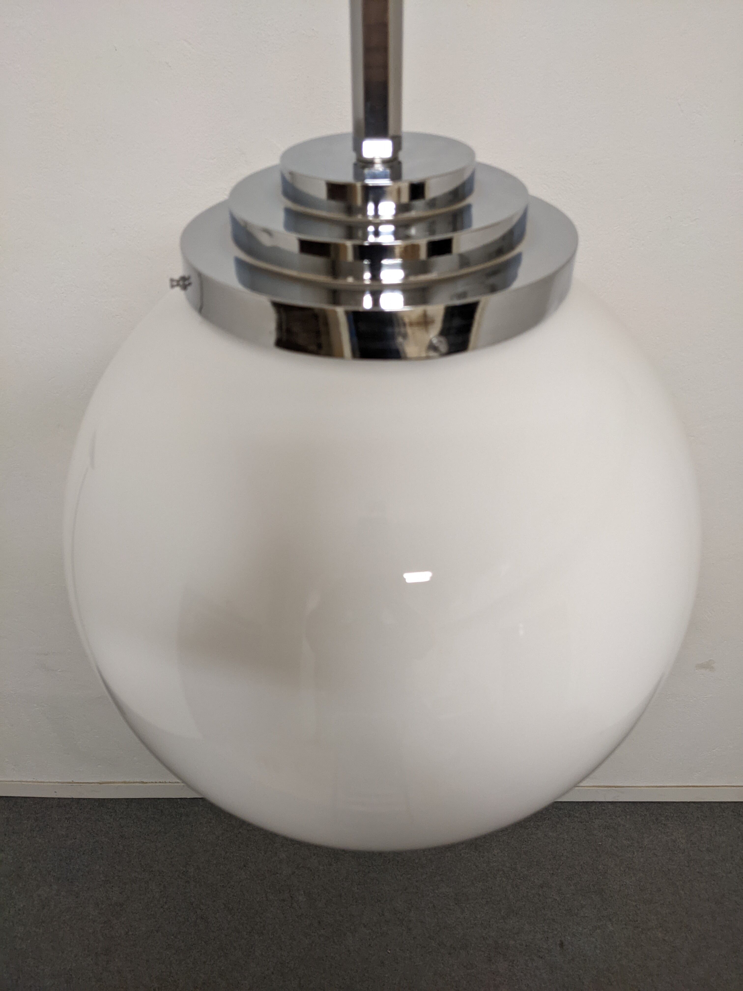 Ball suspension in opaline art deco