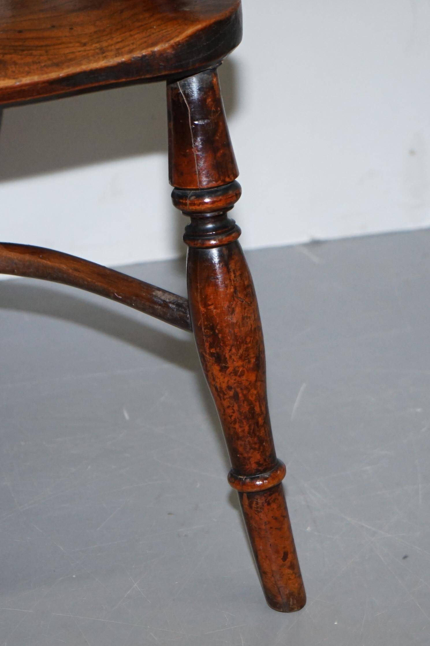 Windsor chair in solid elm circa 1860 - English furniture