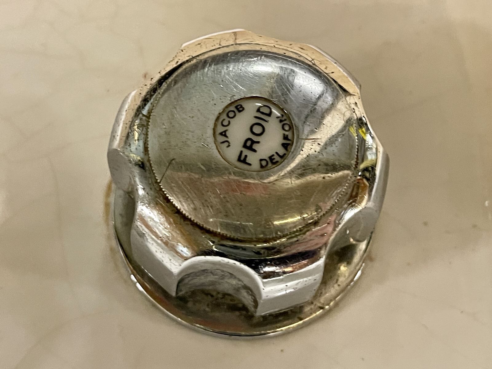 Floor washbasin from the 1930s in enamel of the brand JACOB DELAFON