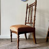 Chaise en bois tourné et velours ocre