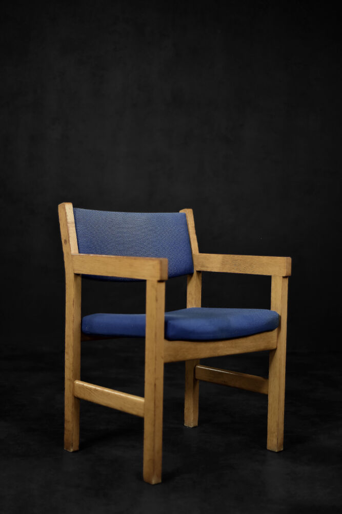 Vintage Danish chair in oak and blue fabric from the mid-century by Hans J. Wegner for Getama, 1960s.