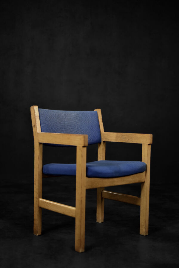 Chaise danoise vintage en chêne et tissu bleu du milieu du siècle par Hans J. Wegner pour Getama, années 1960