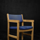 Vintage Danish chair in oak and blue fabric from the mid-century by Hans J. Wegner for Getama, 1960s.
