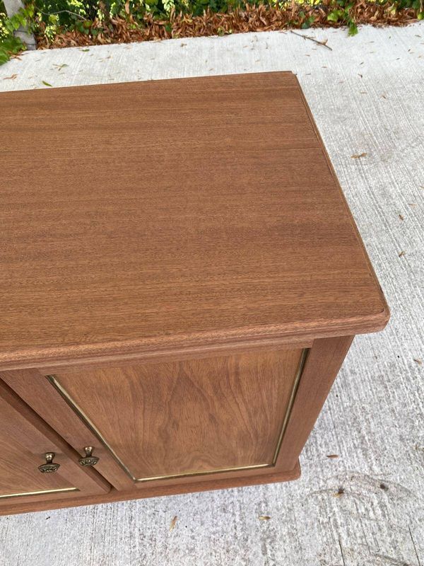 Buffet meuble vinyle vintage Louis XVI décapé en acajou massif 1960