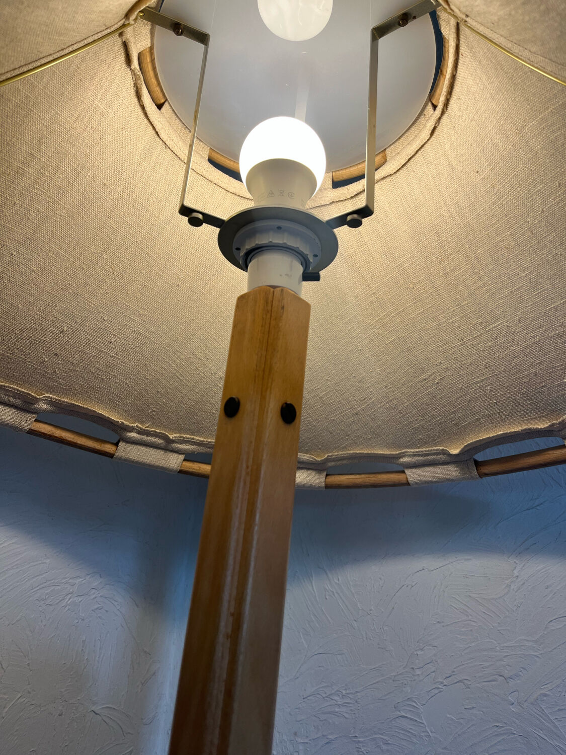 Floor lamp in wood, bamboo and linen