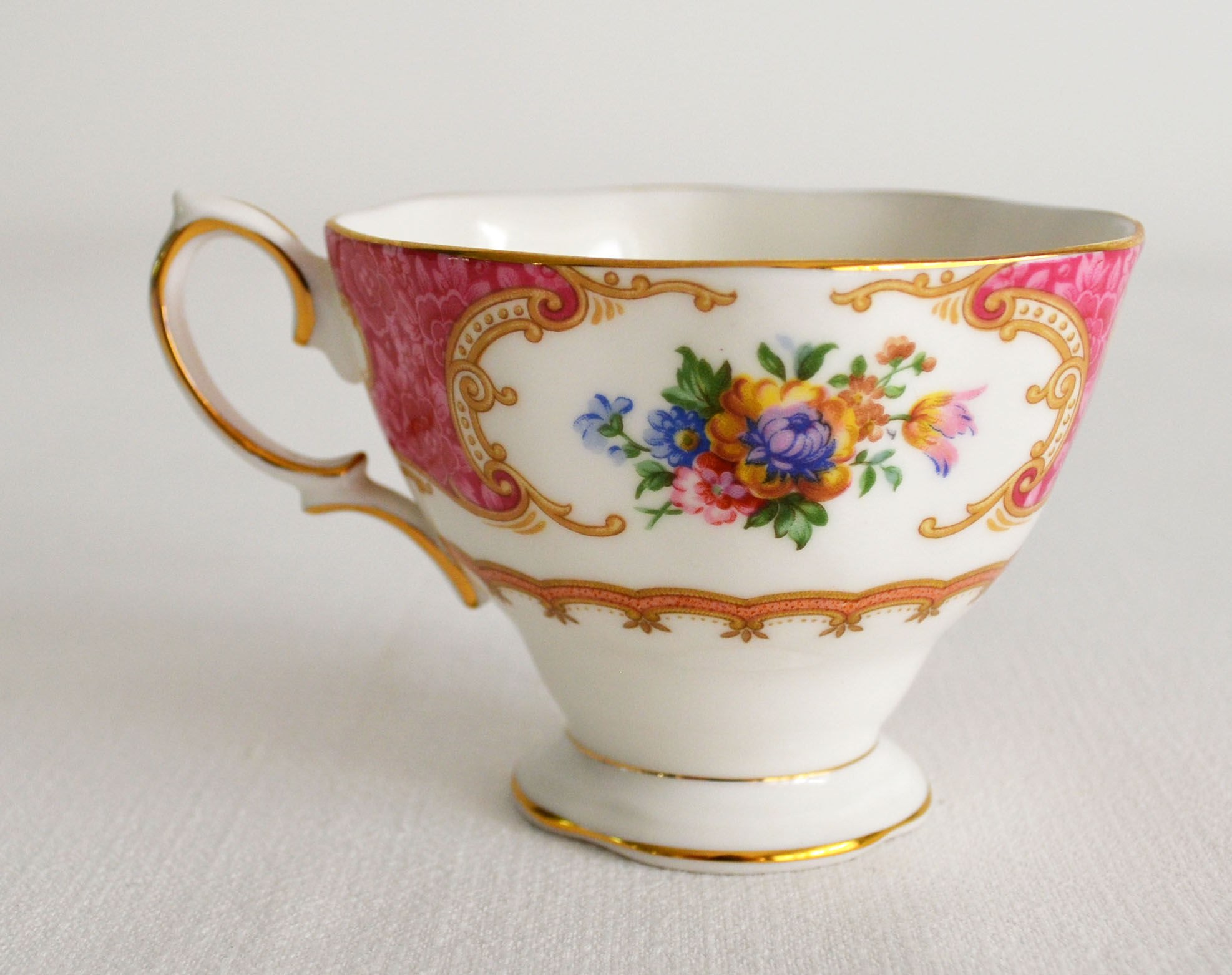 Royal English porcelain tea cup Albert "Lady Carlyle"