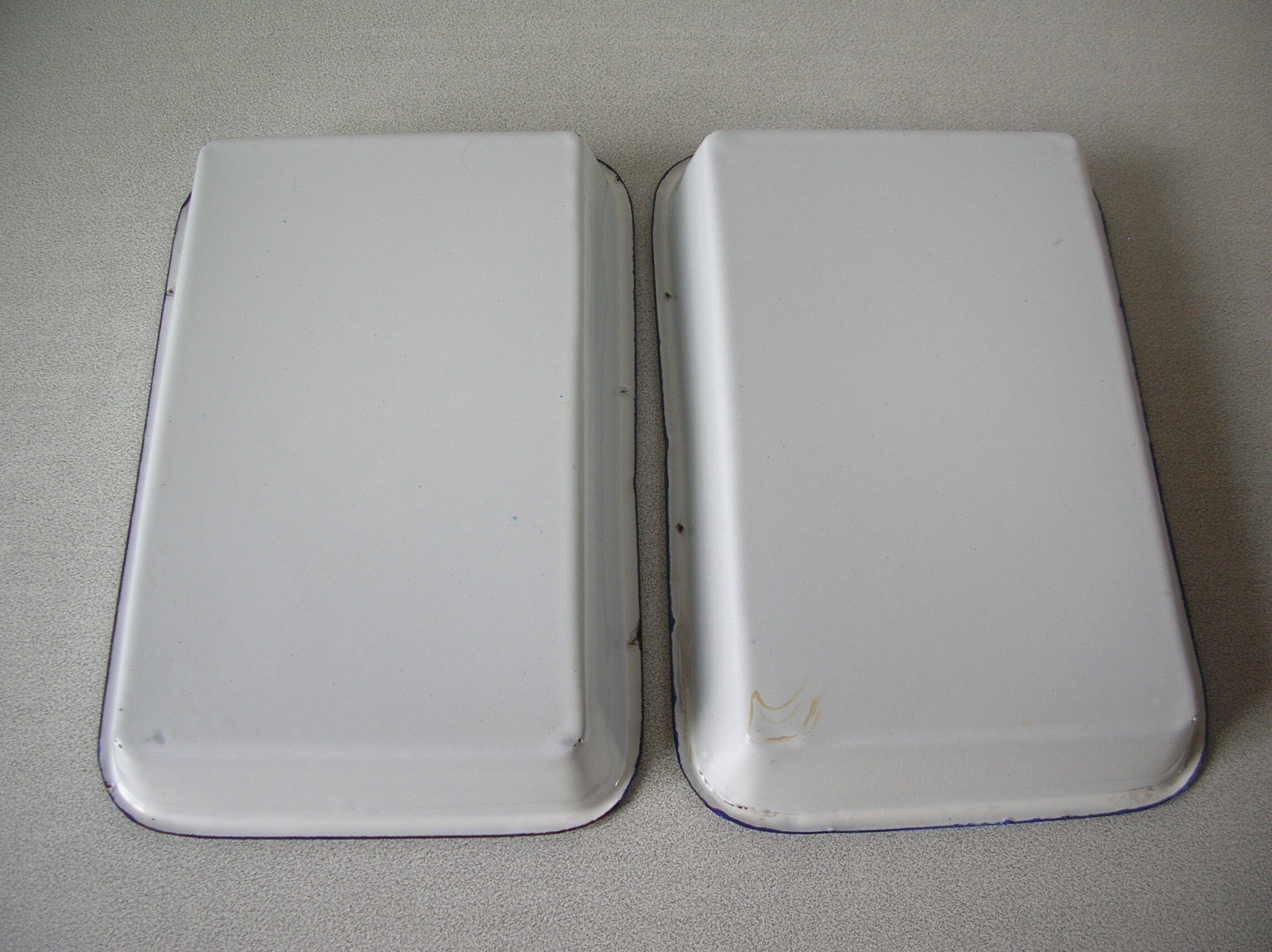 2 old trays trays in white and blue enamel old deco indus factory workshop
