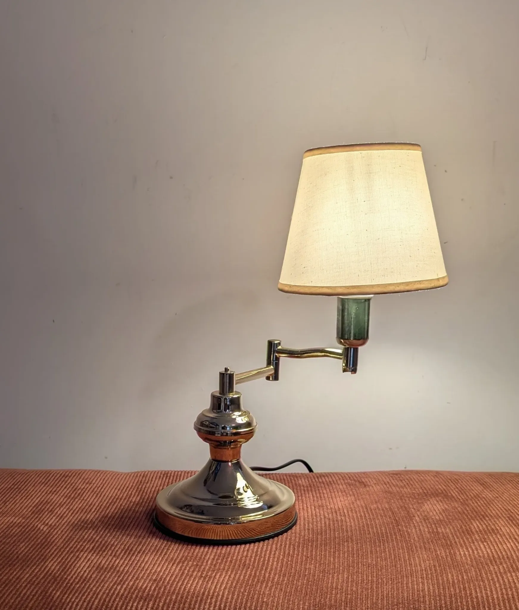 Vintage table lamp in woven rattan, honey colour & beige lampshade –