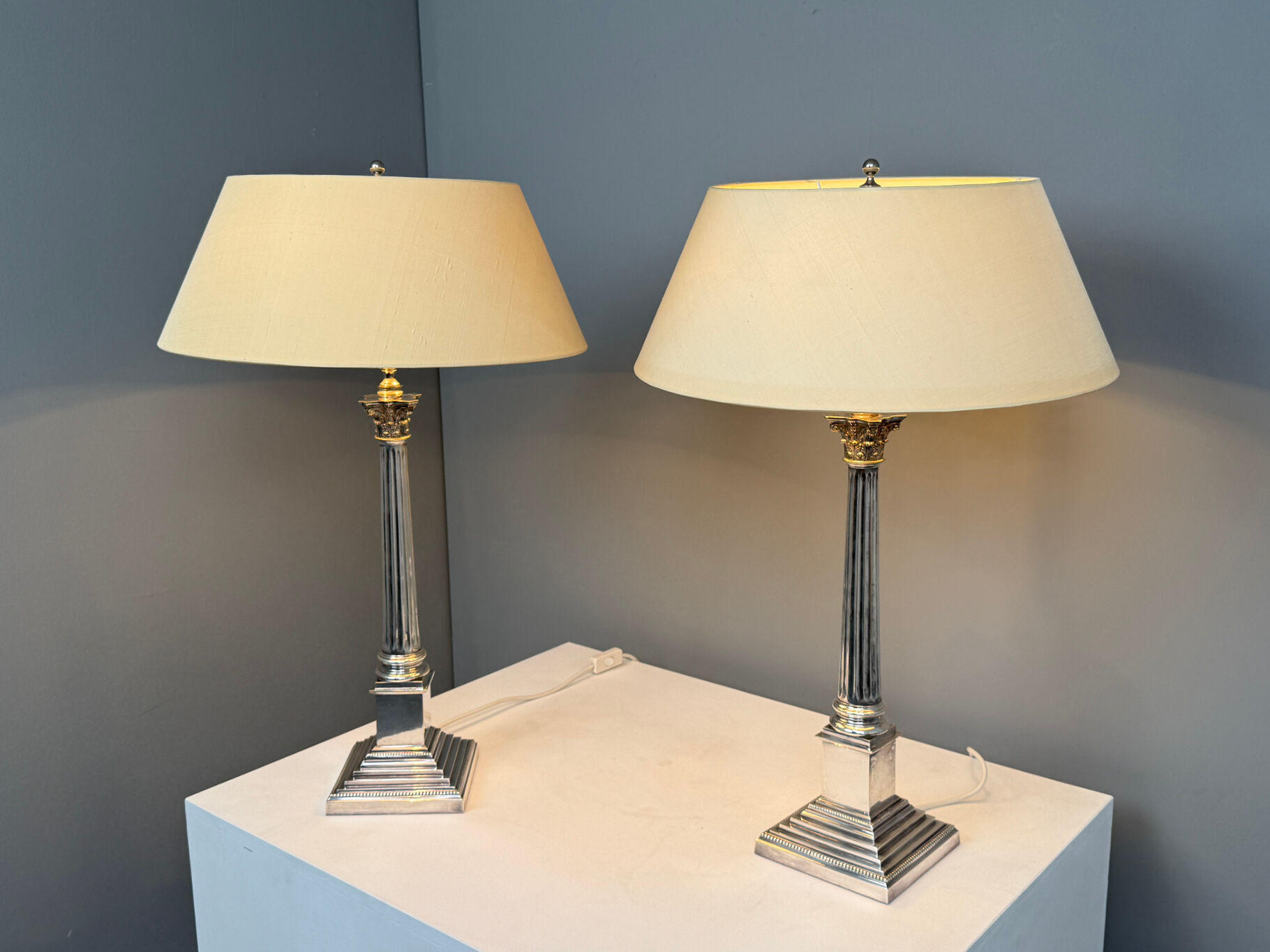 Pair of table lamps, Corinthian columns, silver-plated, England, 1970s