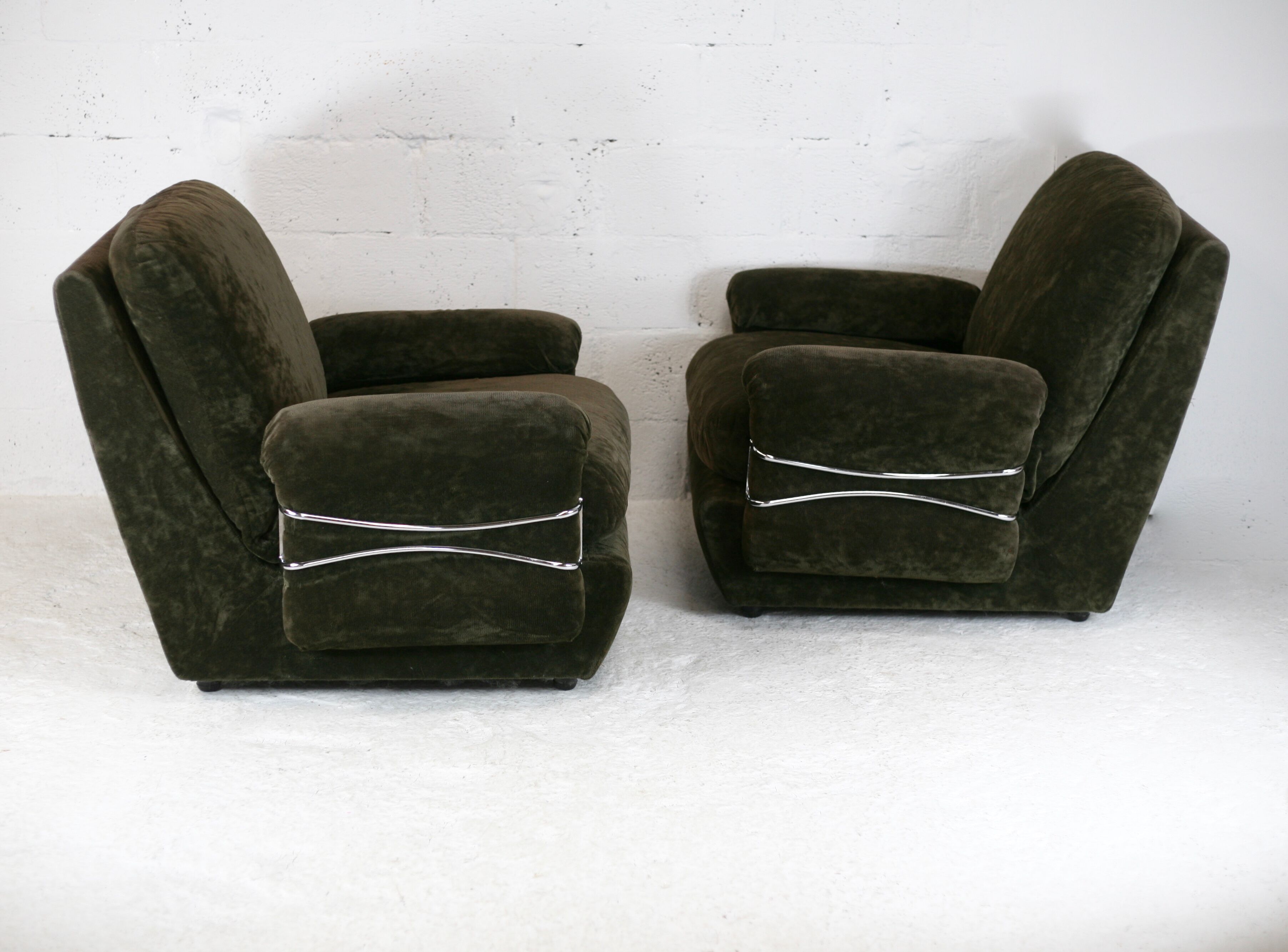 Pair of armchairs "Space Age", brown velvet and steel, France, circa 1970.