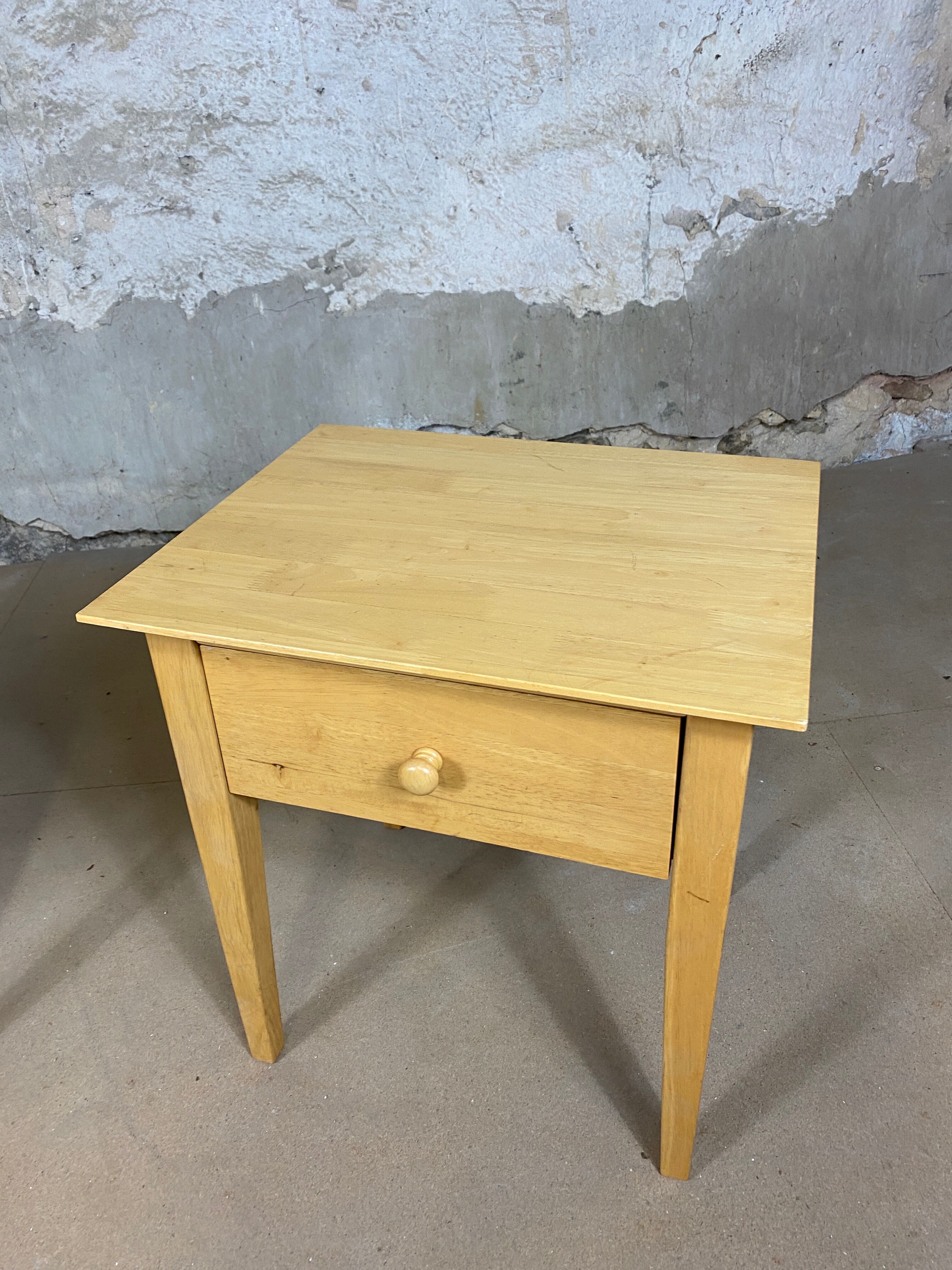 Paire de chevets en bois clair