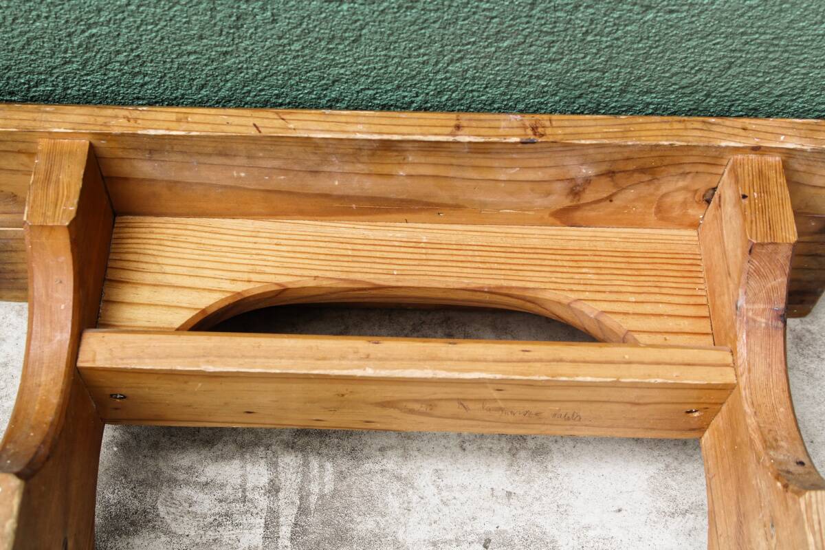 Small bench, pine steps