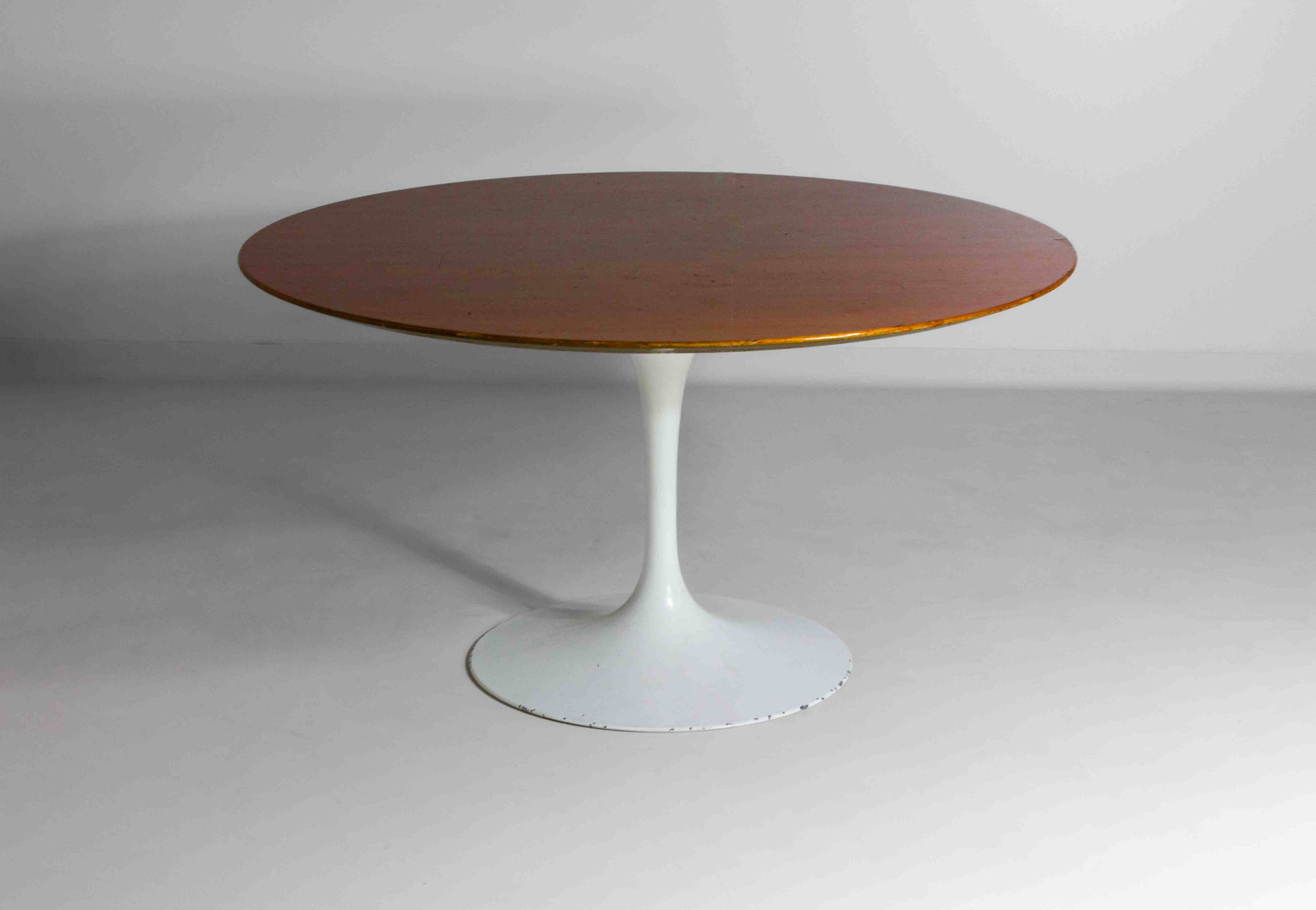 Large tulip table with wooden top by Eero Saarinen, Knoll International 1970s