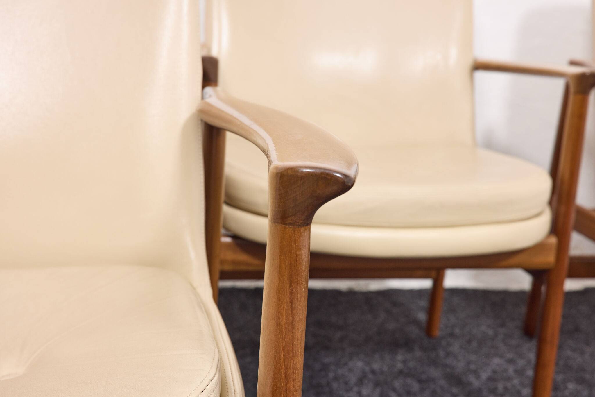Chaises de salle à manger/conférence vintage avec accoudoirs en noyer et cuir vinyle d'origine b