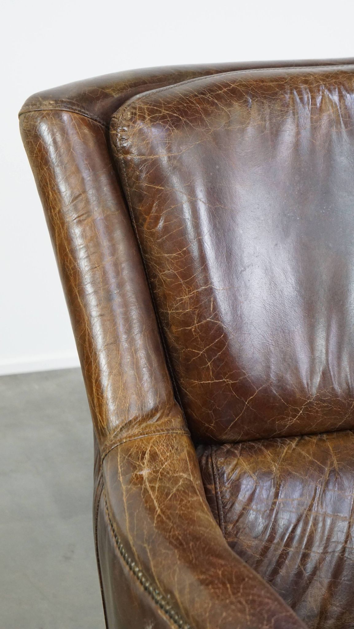 Fauteuil en cuir de vachette grainé au design intemporel