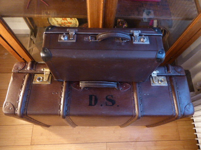 Duo of vintage dark brown suitcases "Mother Big and her little chaperone"