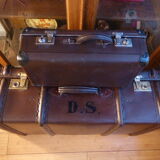 Duo of vintage dark brown suitcases "Mother Big and her little chaperone"