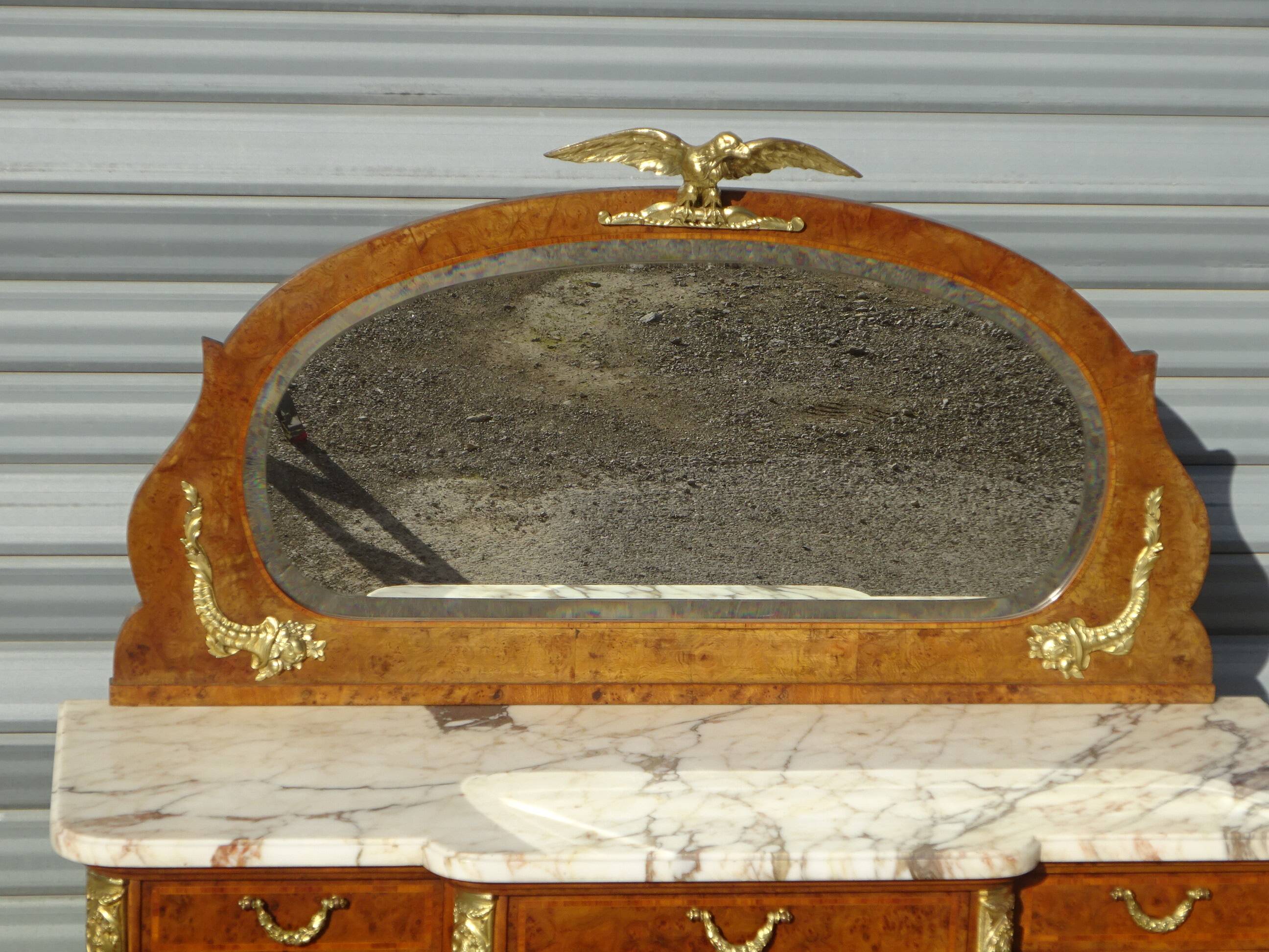 Très ancien buffet Louis XVI avec marbre, miroir et bronze