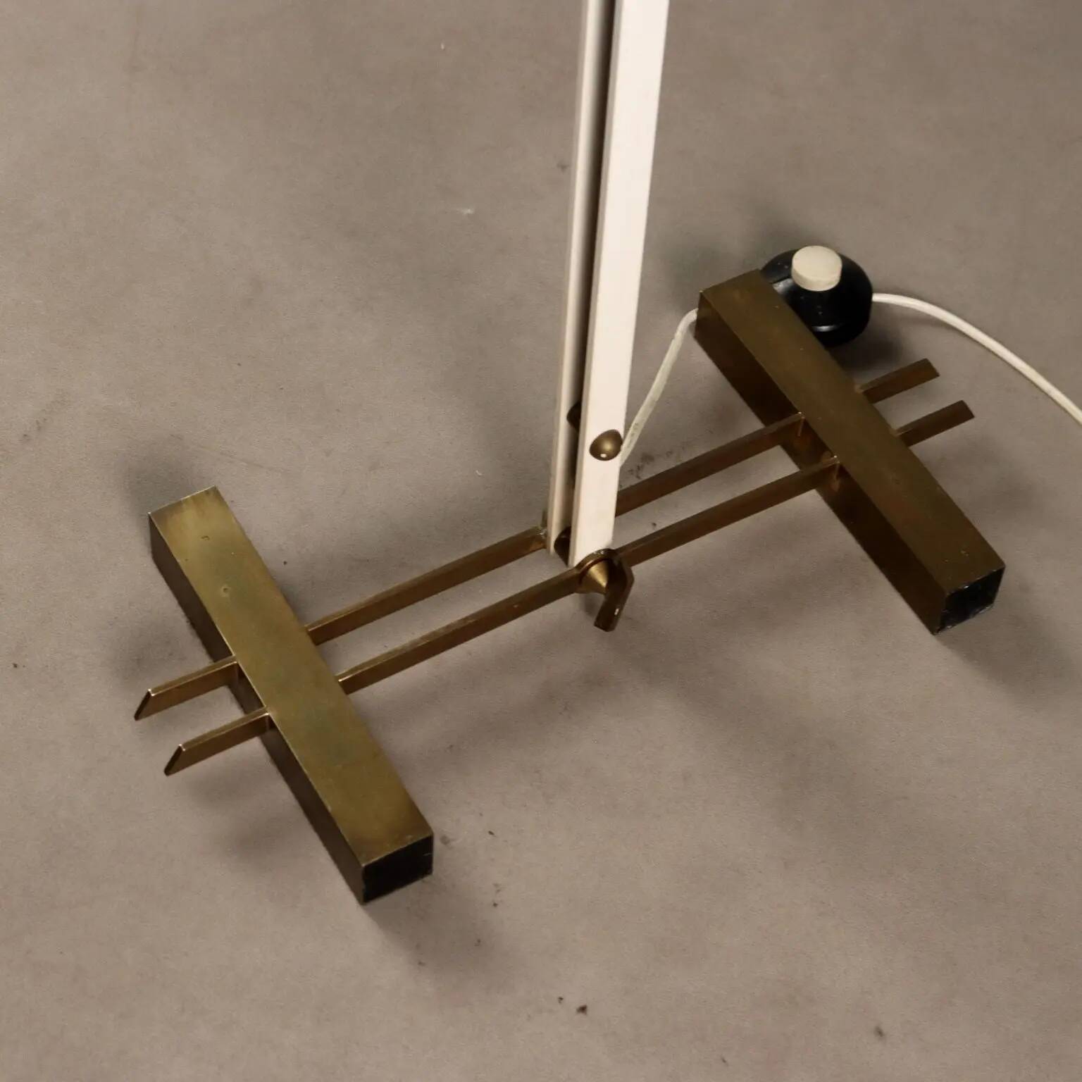 Vintage floor lamp in brass and enamelled metal, design, Italy, 1960s