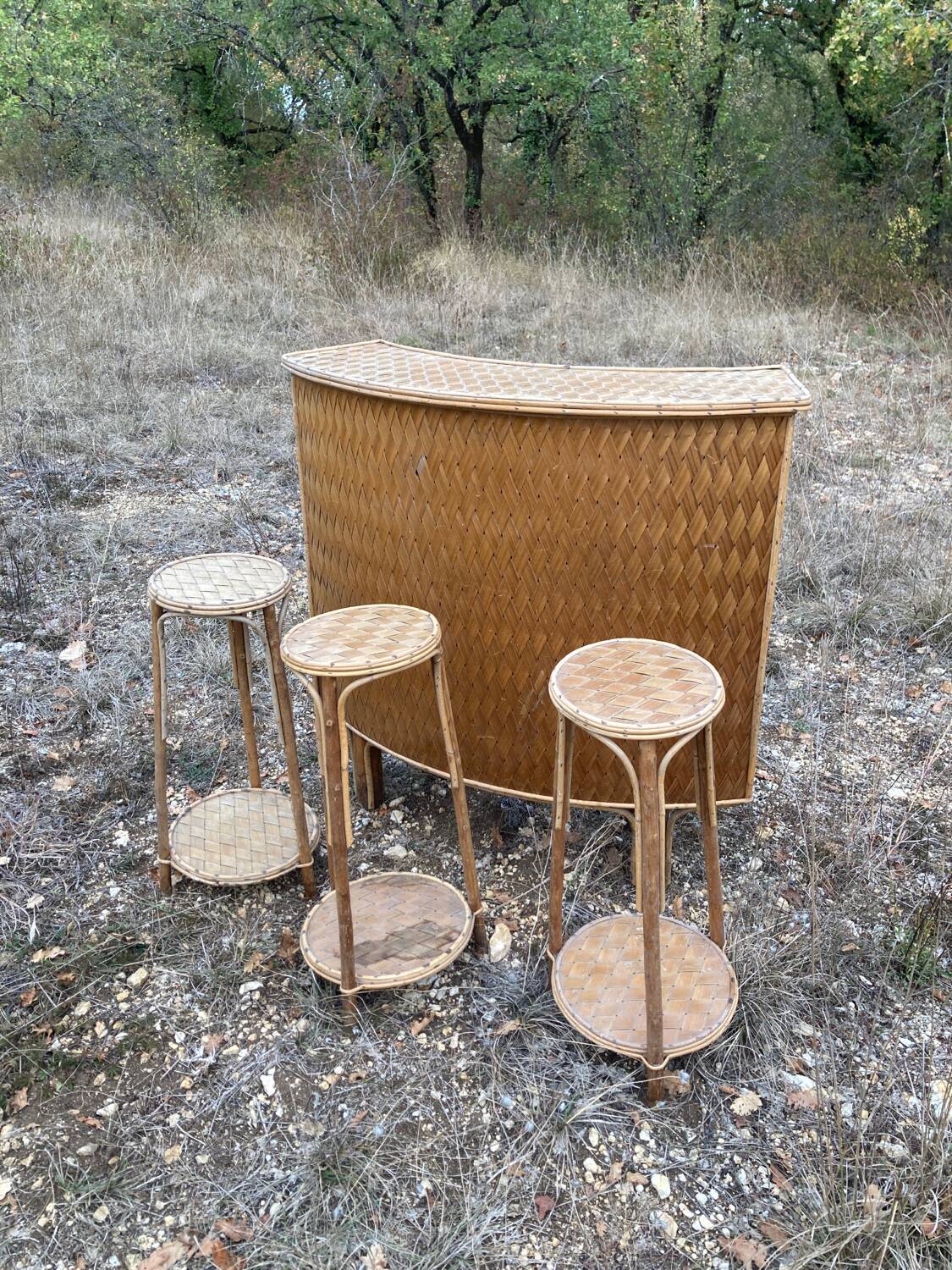 Bar et tabourets en rotin et châtaignier
