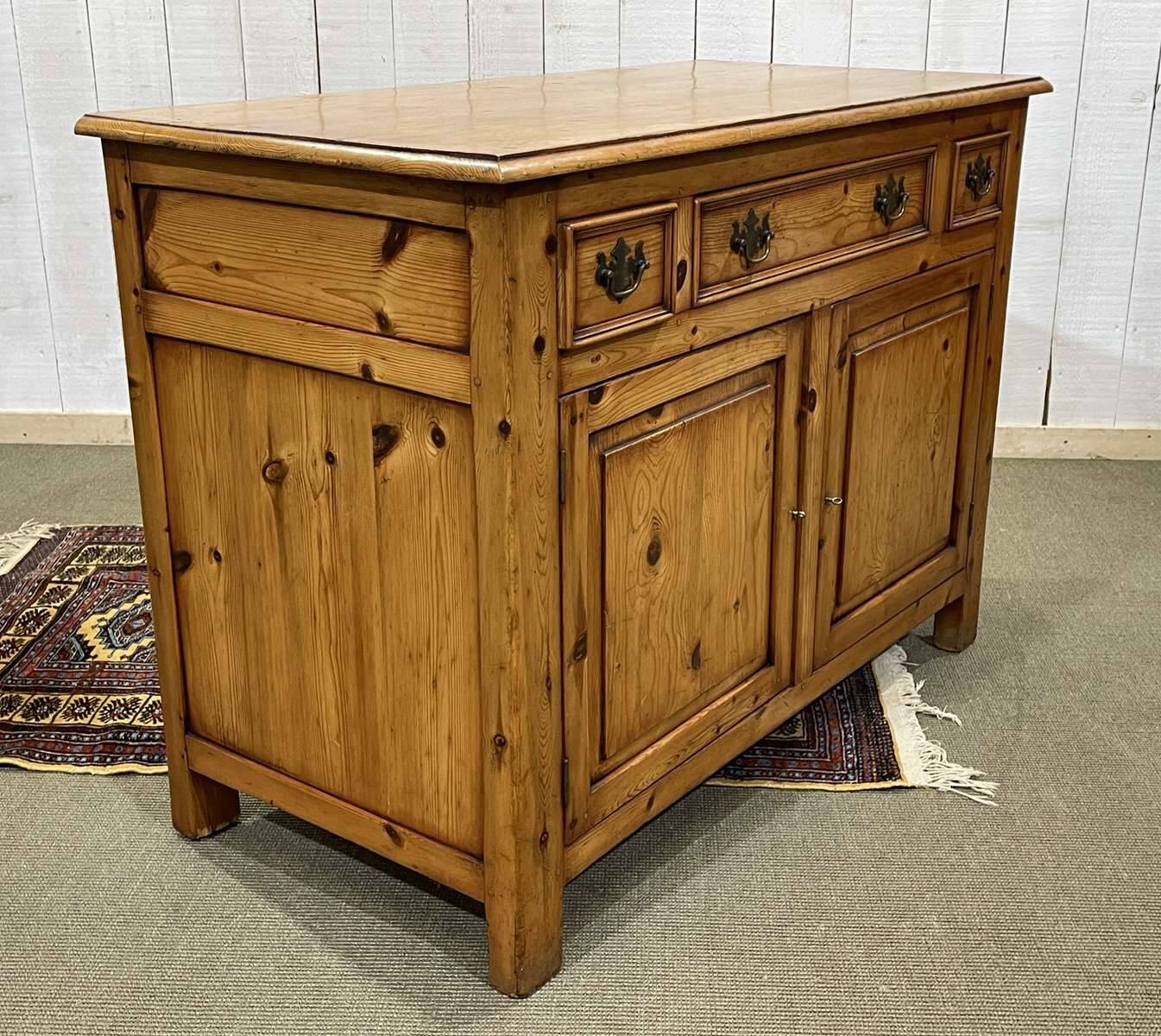 Buffet anglais en sapin des années 1950