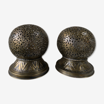 Paire de lampes de table, boules en métal ciselé, vintage