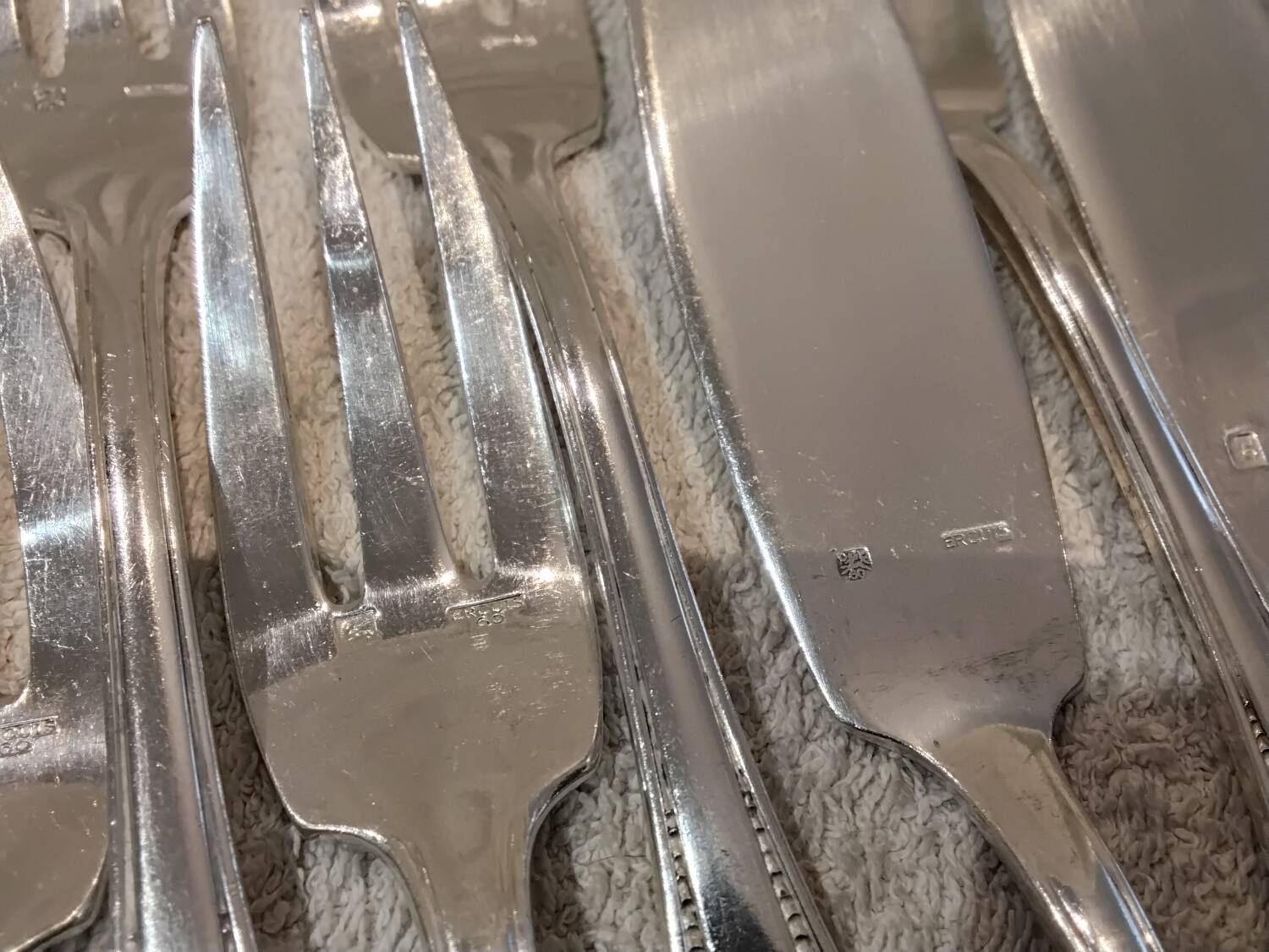 11 silver-plated fish forks and 11 fish knives by silversmith Ercuis Nil