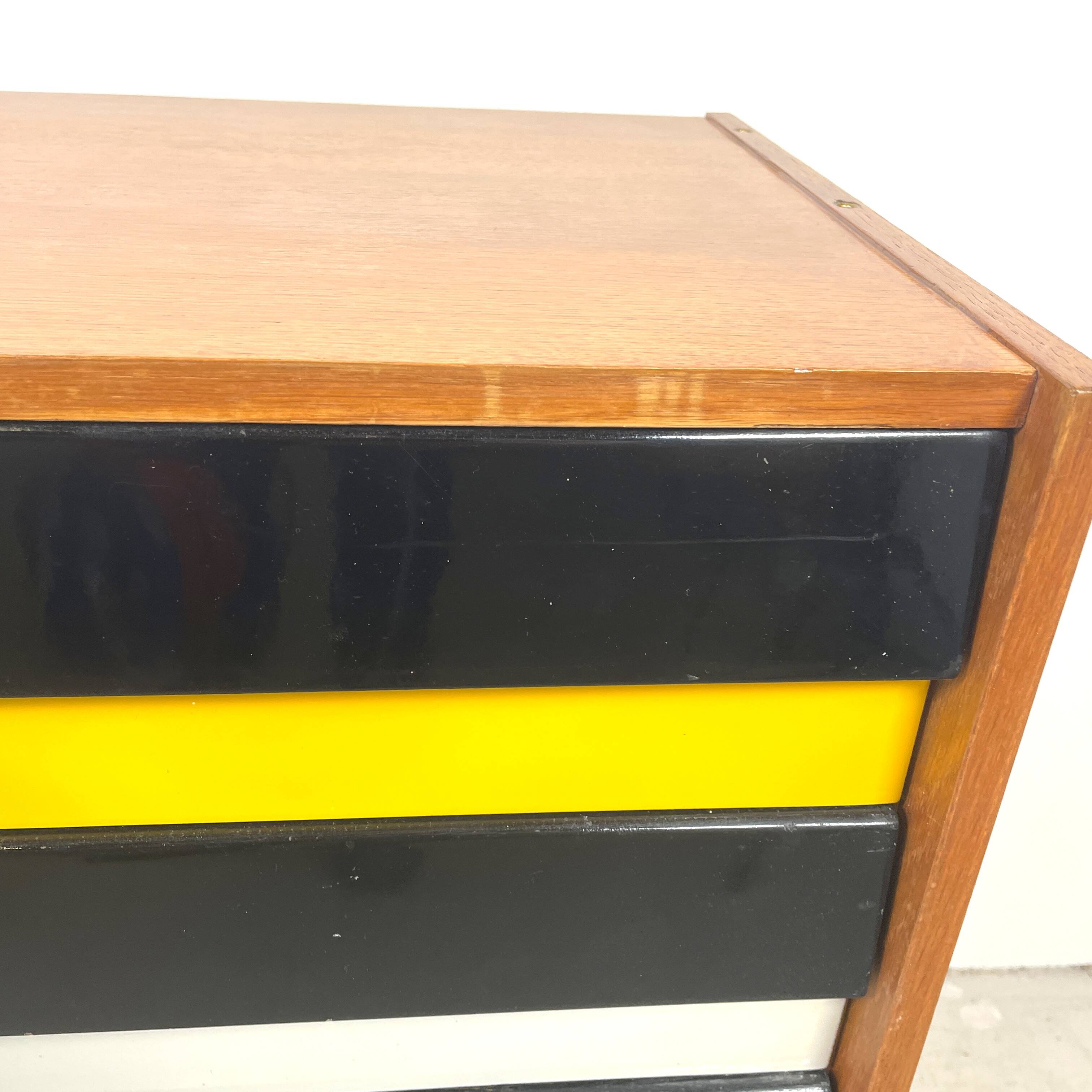 Buffet U458 de Jiří Jiroutek, tiroirs colorés