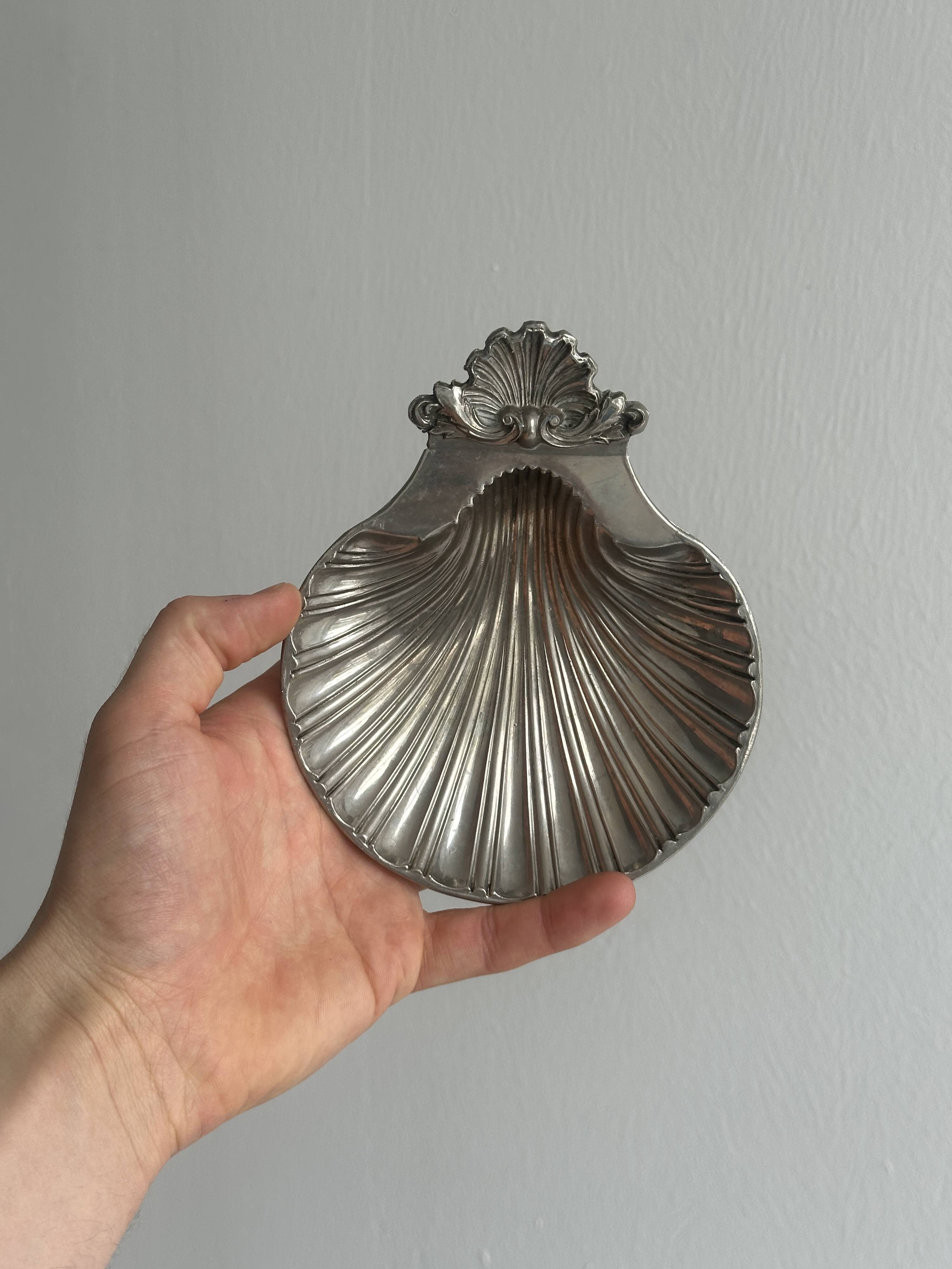 Silver metal shell emptier