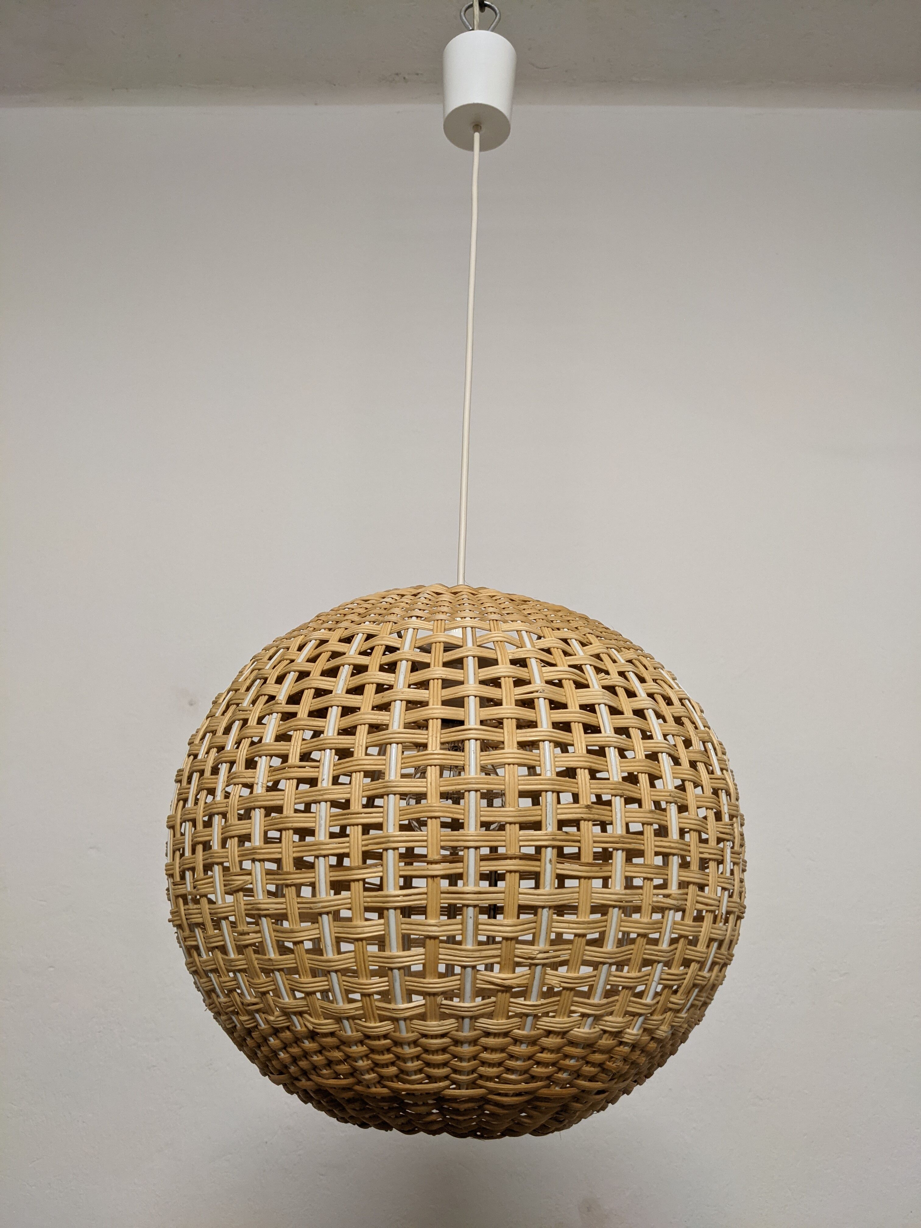 Vintage rattan ball suspension