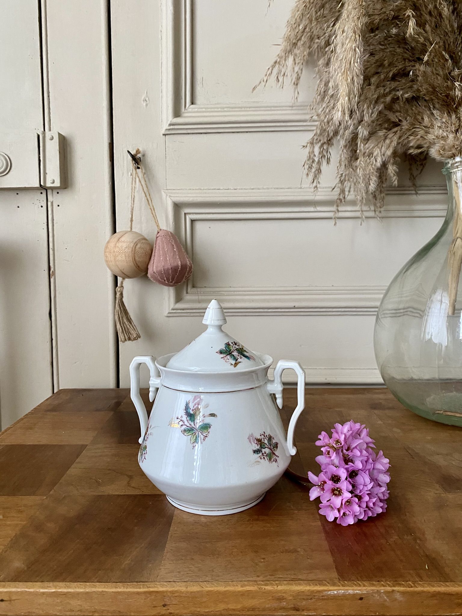 Pot et son couvercle en céramique à fleurs