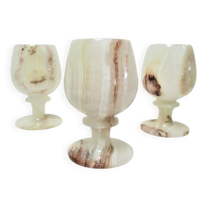 trois bougeoirs en onyx,