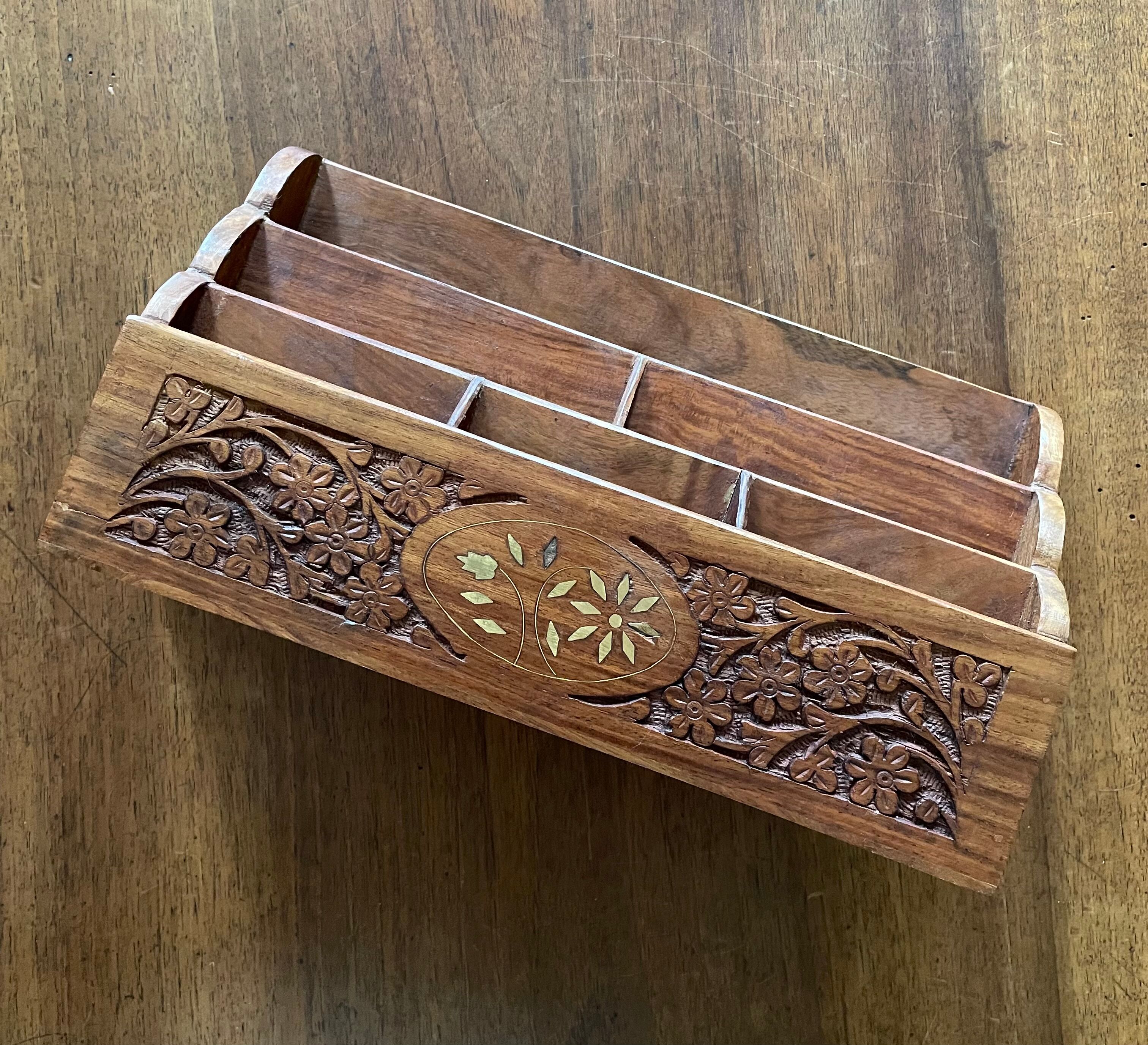Porte courriers en bois sculpté