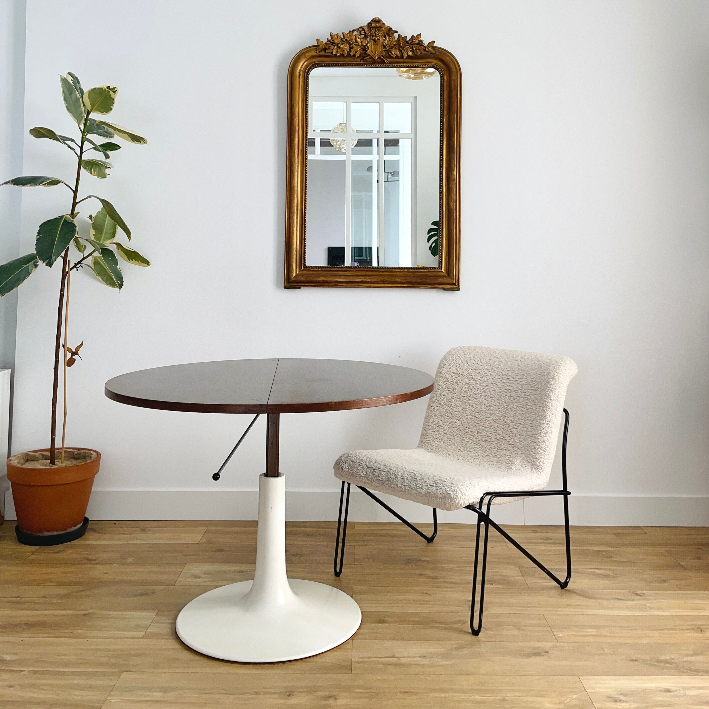 Adjustable tulip foot table