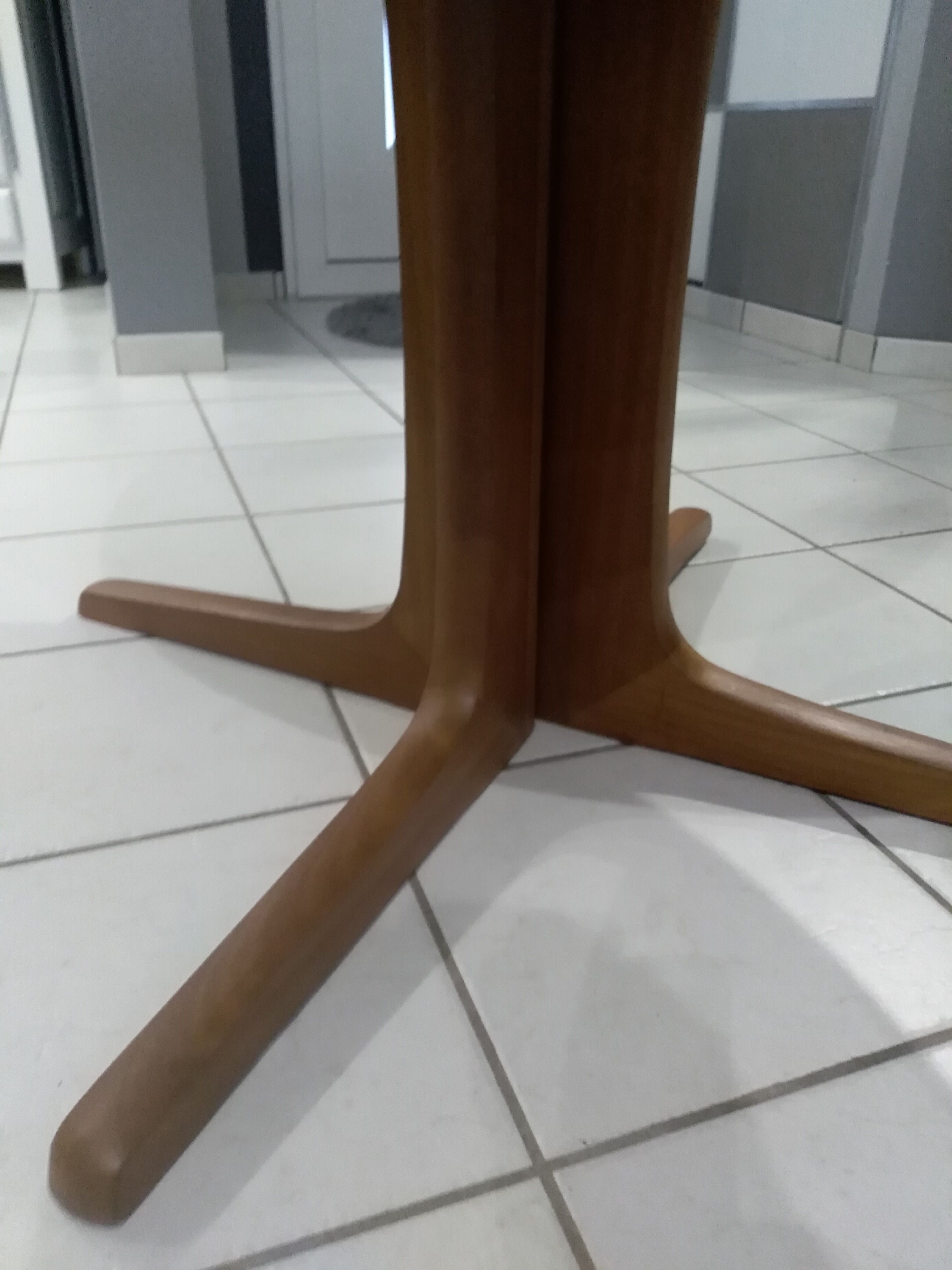 Baumann Extendable Round Table 1970s.