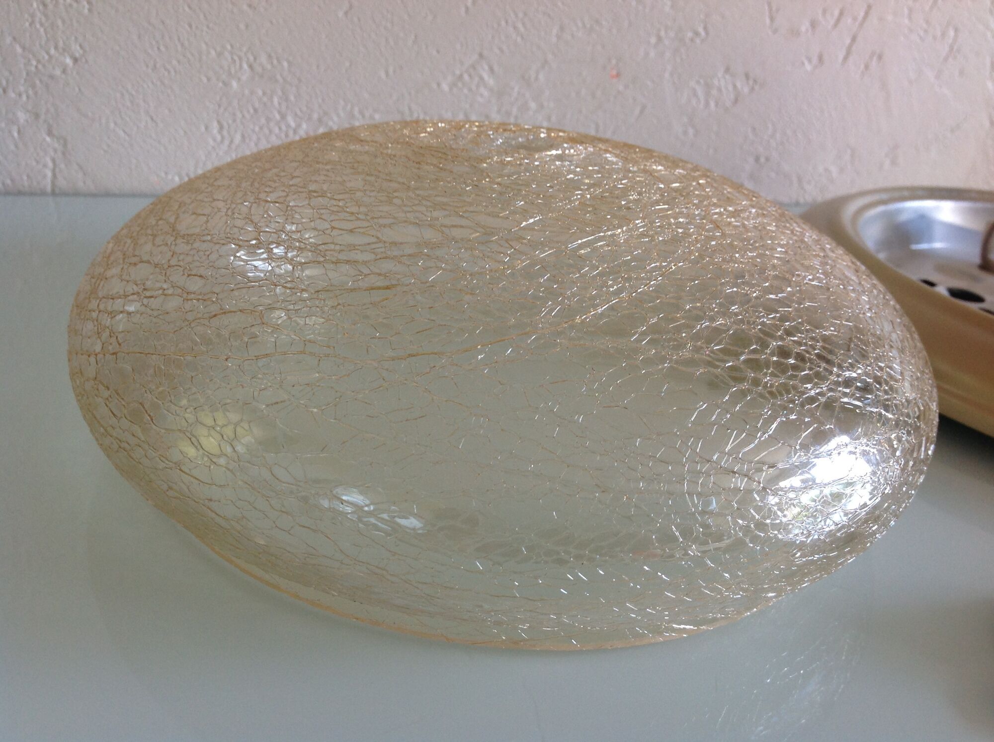 Round ceiling light in gold metal and amber cracked glass 70/80