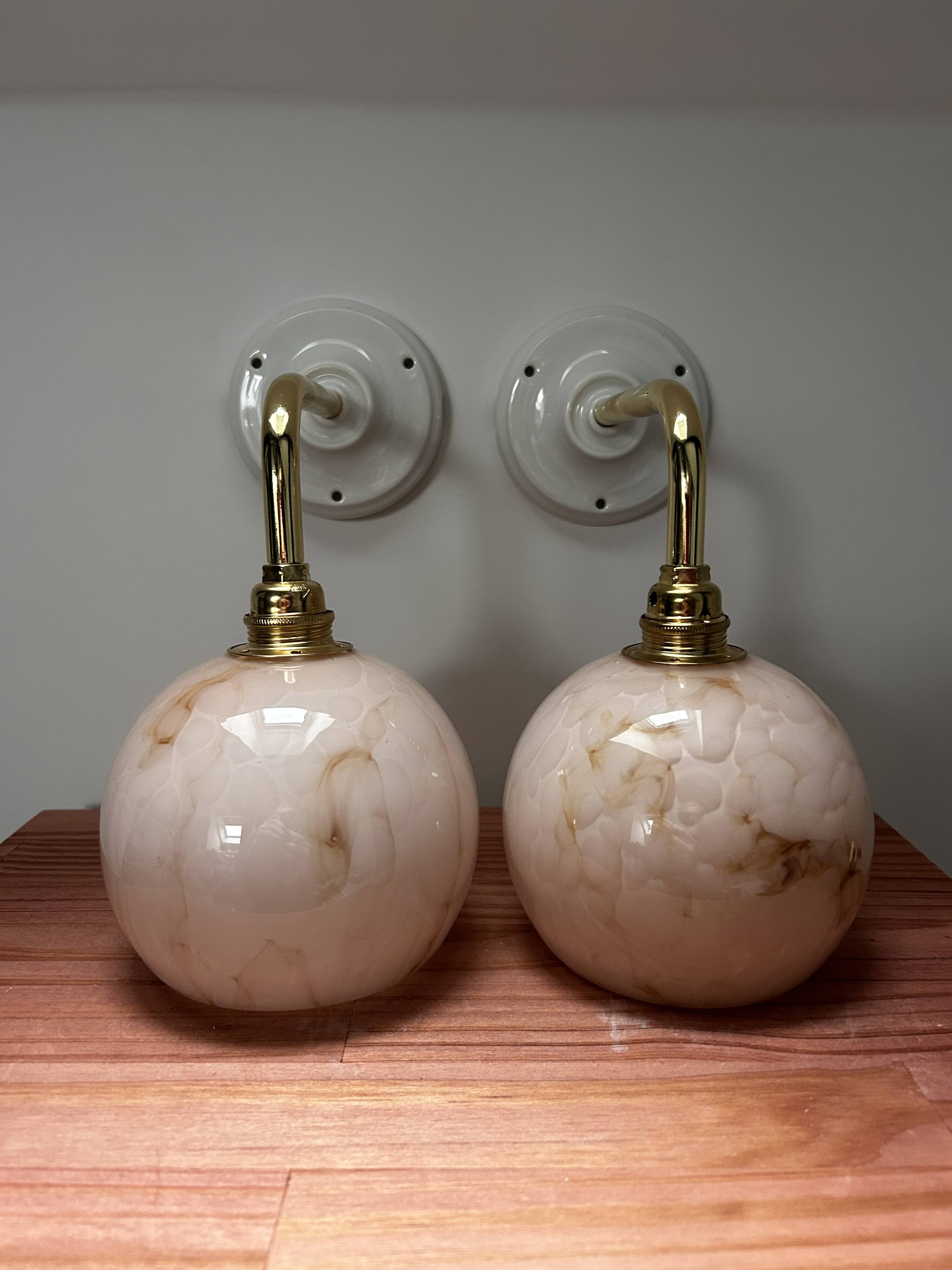 Paire d’appliques murales en opaline rose marbrée