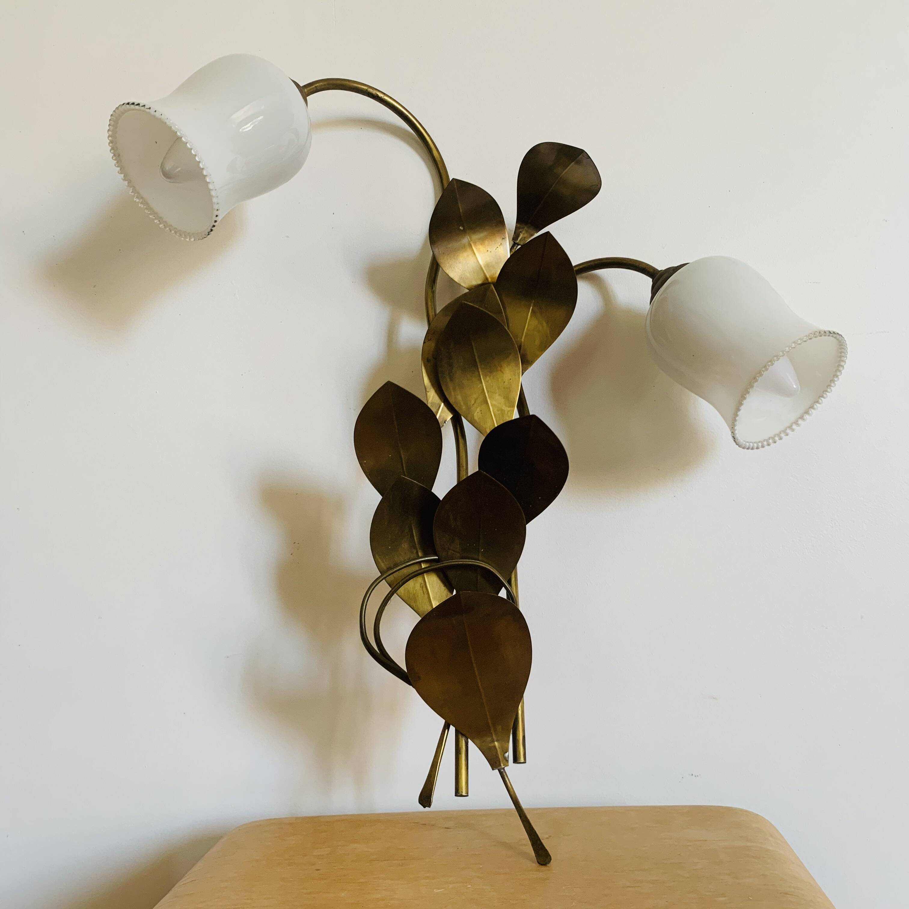 Floral wall light with 2 bulbs in brass and opaline, – 1950s/60s