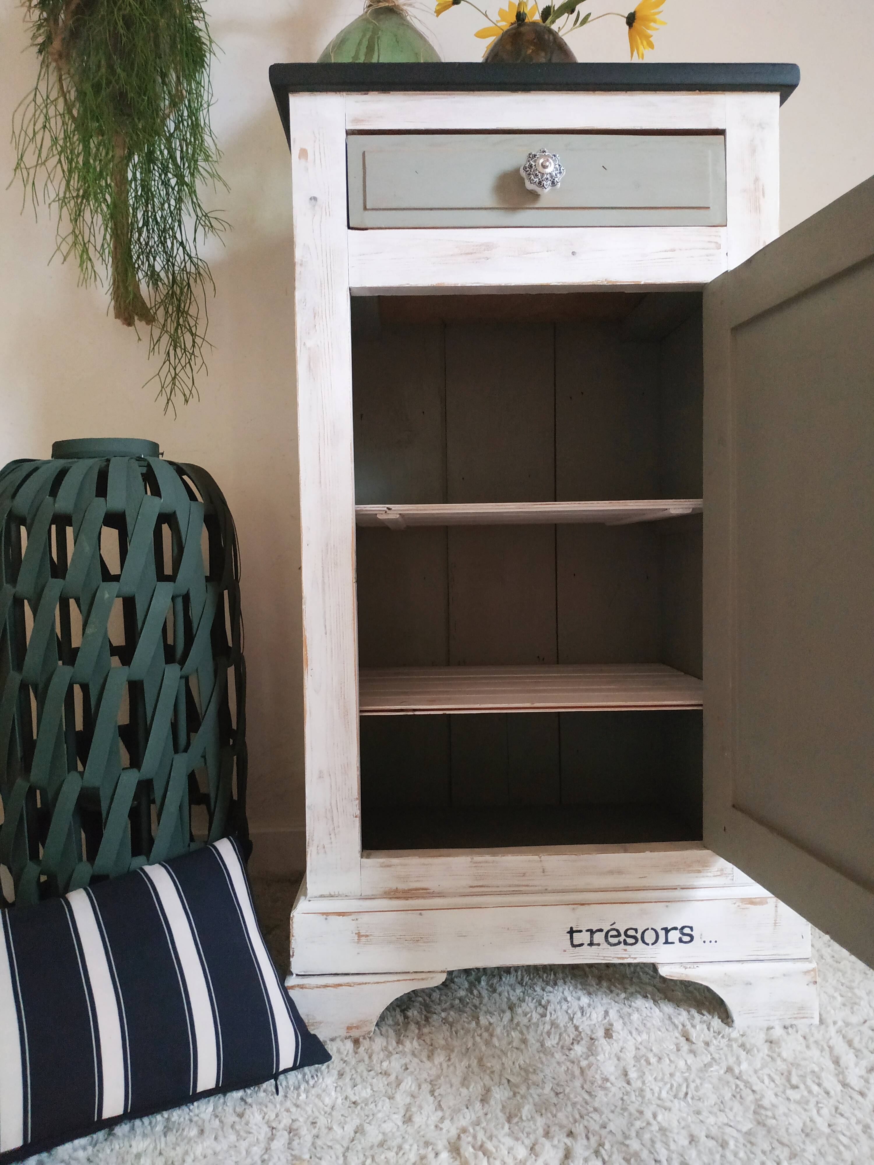 Renovated old wooden candiurier