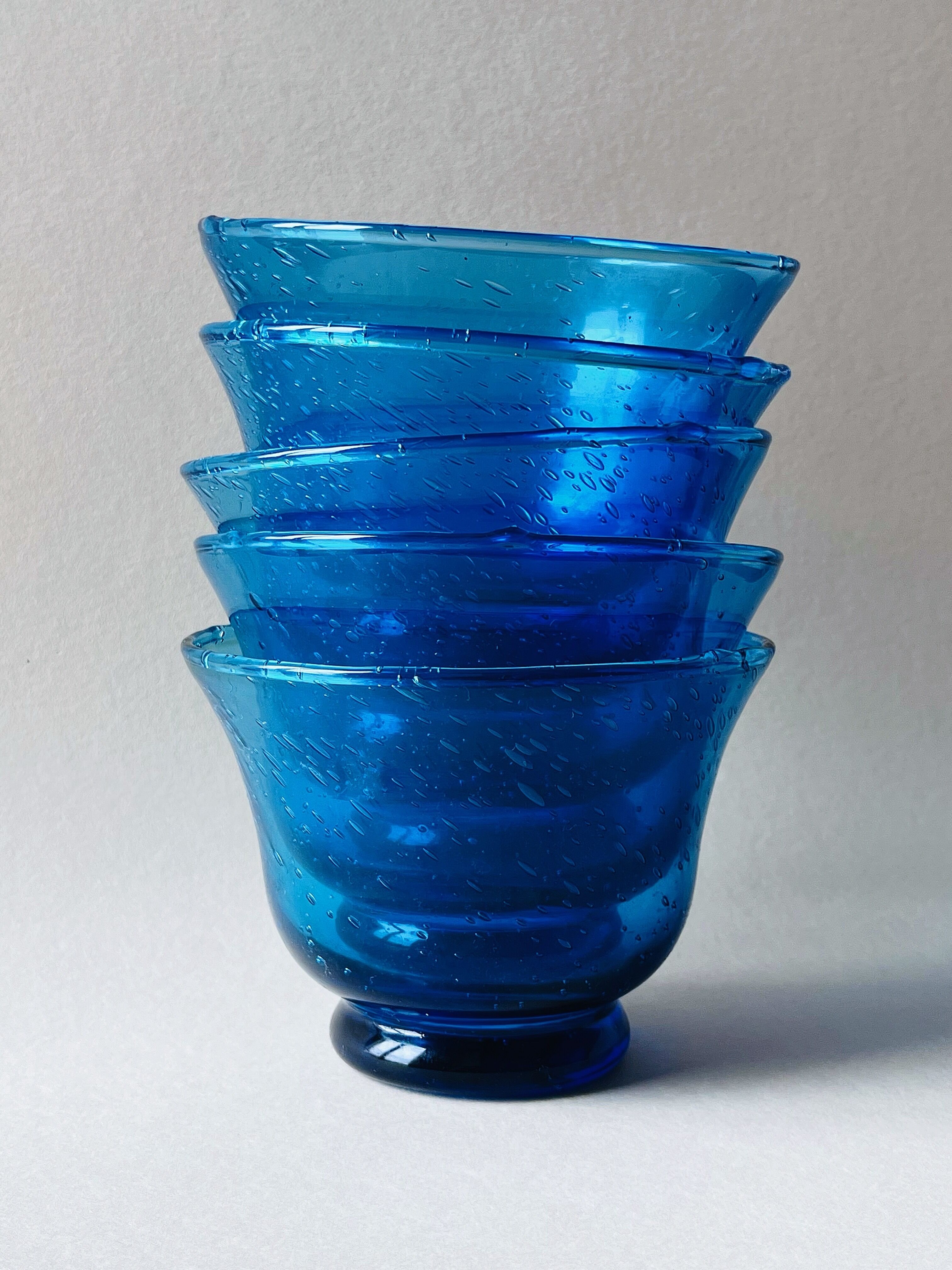 Blown glass bowl with fine bubbles