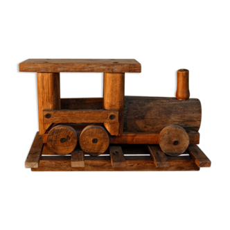 Train en bois sur rail