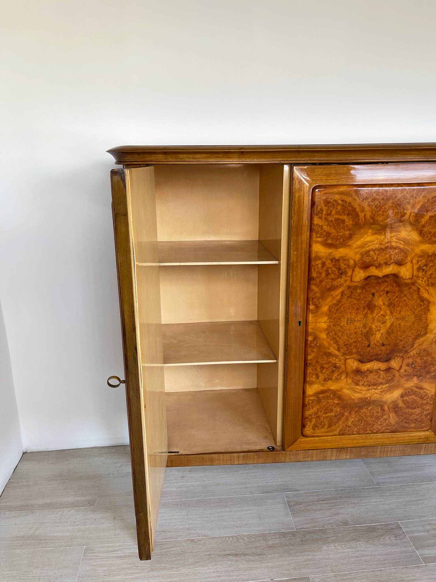 AB Vighizzolo mobili - Sideboa en ronce de noyer Cantu unique italien du milieu du siècle