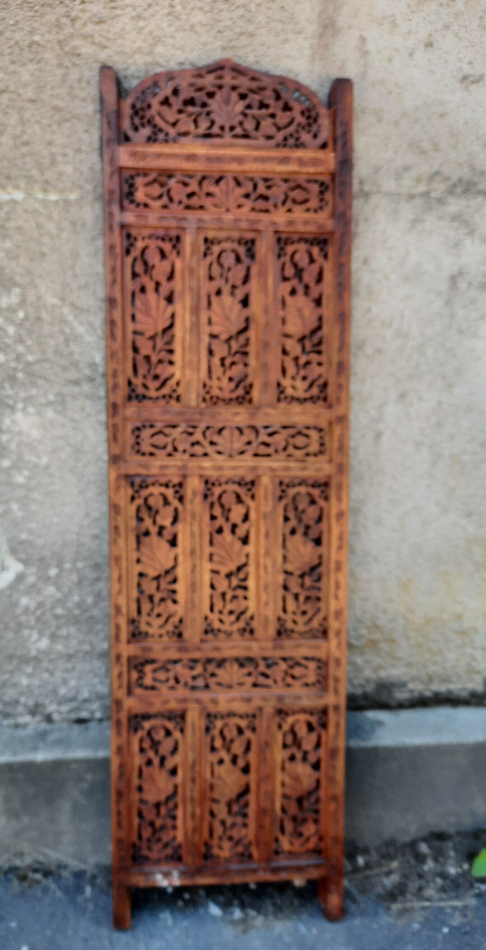 3-leaf screen in cut wood