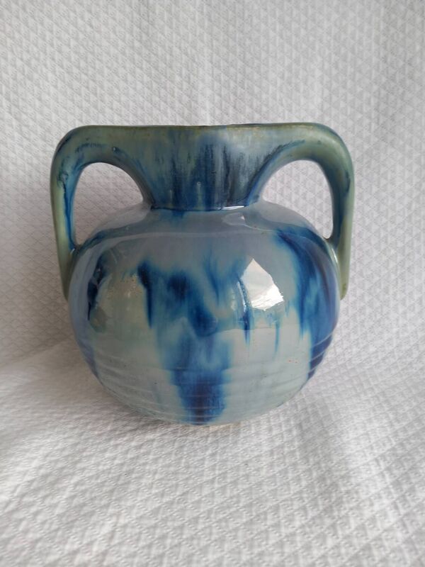 Vase à anses double pont, émail bleu coulé, Vallauris années 1960–1970