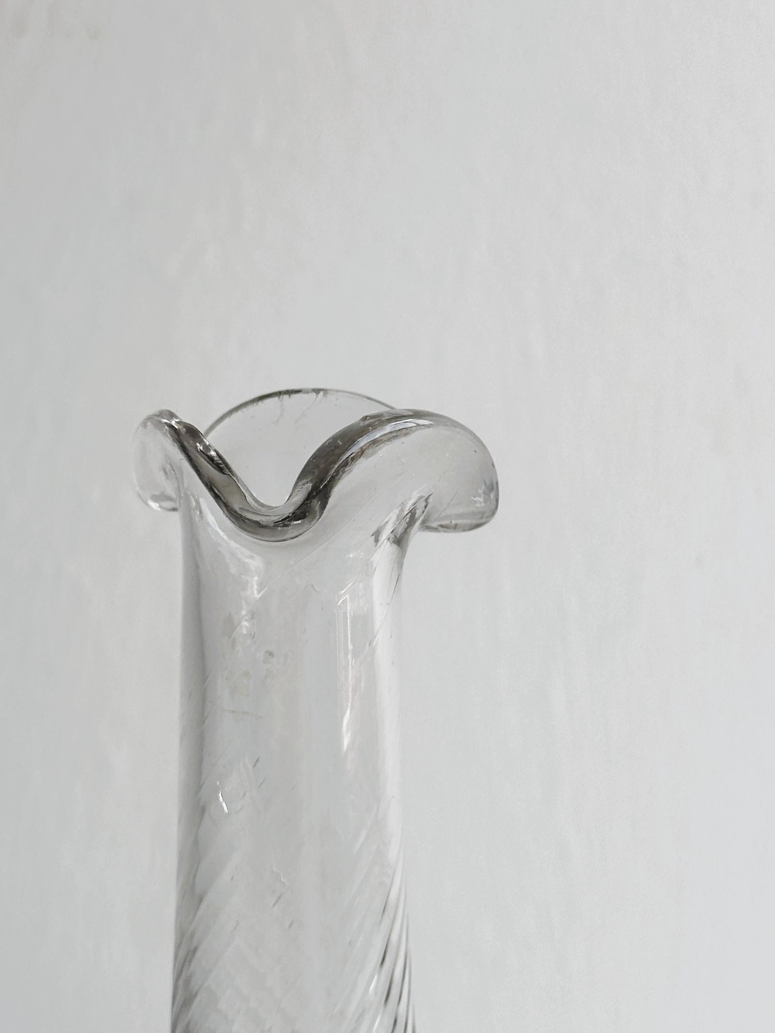 Carafe en verre soufflé torsadé avec bouchon