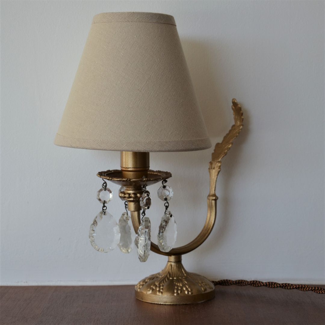 Golden table lamp with crystal tassels