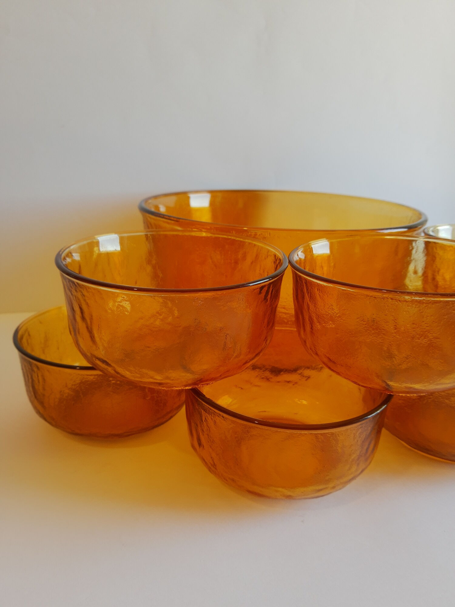 Lot salad bowl codec and 7 cups frosted amber glass sierra 70s