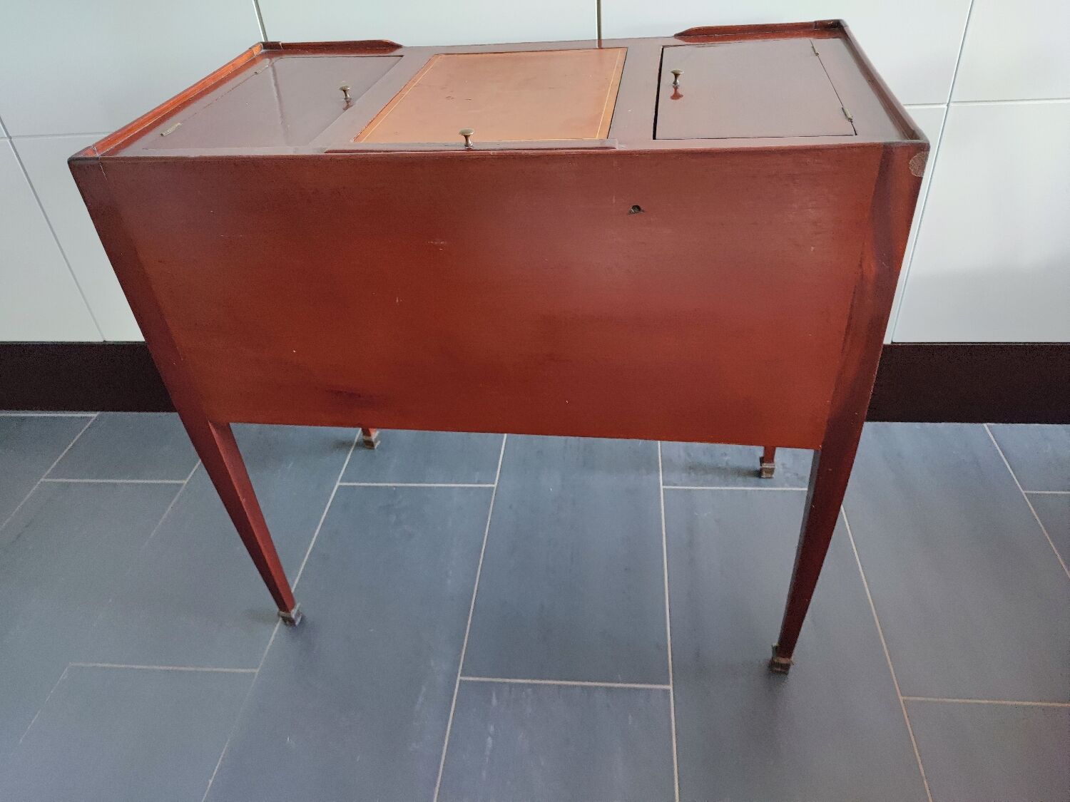 Coiffeuse avec miroir et revêtement cuir